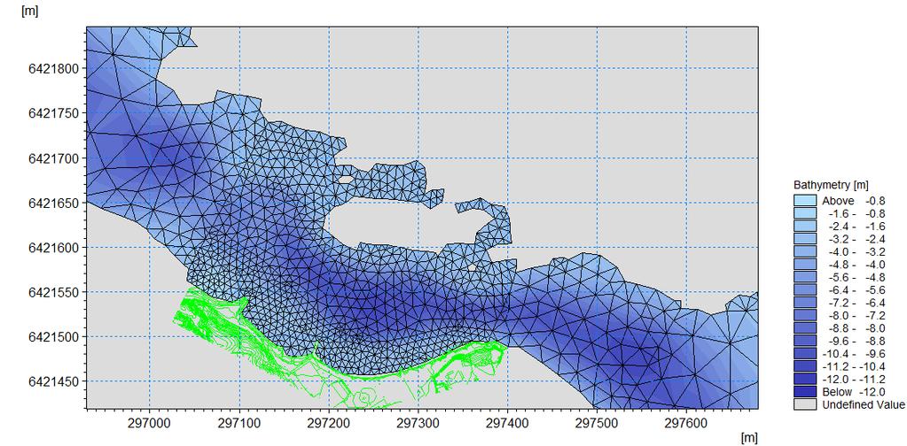Figur 4-3 Modellens beräkningsnät utan nya detaljplanen (nivåkurvor på land utritade med gröna linjer). Djupen avser nuvarande förhållanden vid normalvattenstånd.