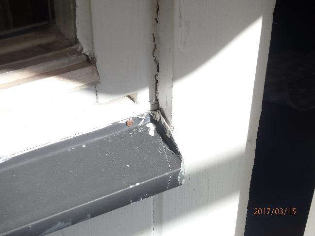 Foto 7, rötskador i nyare fönster mot