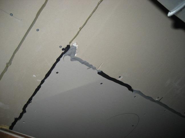 Ordernummer: 4120302 Sida 12 (38) Figur 1, planskiss med invändigt synliga tecken på läckage markerade Invändigt nu synliga läckagetecken Man har generellt varit ovanligt noggranna med att täta med
