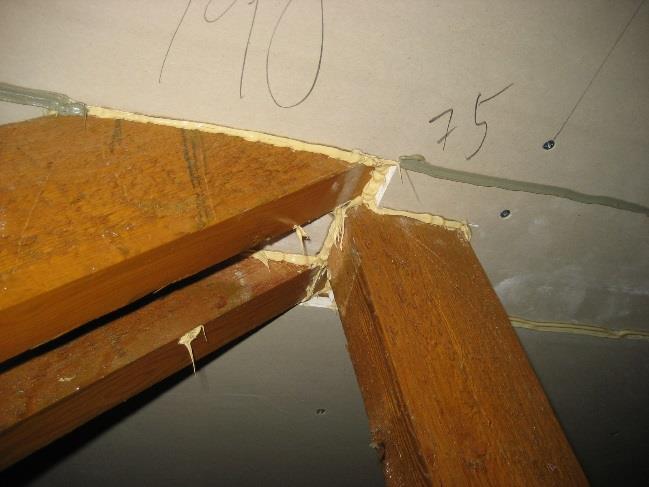 Sannolikt är detta utfört för att man även tidigare haft problem med luftläckage och lukt från fukt- och mikrobiellt skadade material på vind och bjälklag mot vind. Se foto nedan.