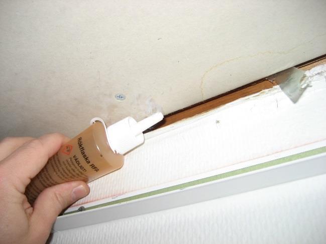 vind Vind från lucka på tak Ställvis syns mögelpåväxt och tecken på inläckage.