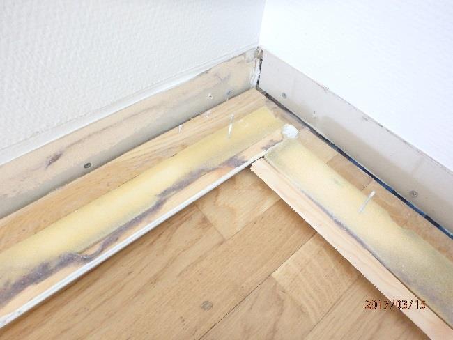 Ordernummer: 4120302 Sida 22 (38) Se även fullständigt bifogat analyssvar. Provpunkt 4, golv, yttervägg och innervägg Provpunkten togs i läxrum mot norr med parkettgolv.