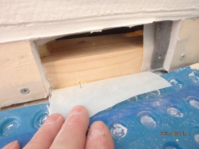 Ordernummer: 4120302 Sida 23 (38) Syllen är utbytt och har dubbla fuktspärrar på undersidan av foam och plastfolie. Syllen är placerad på plastbrickor.