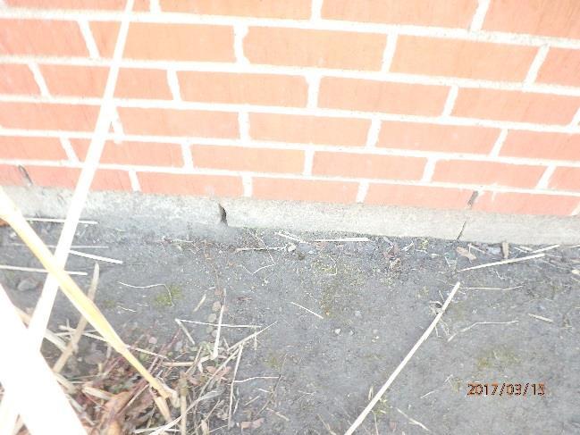 Foto 2, plåtbleck saknas, obefintlig sockelhöjd Foto 3, otätheter vid sockel, NV-hörn Tegelfasaden är i bra skick.