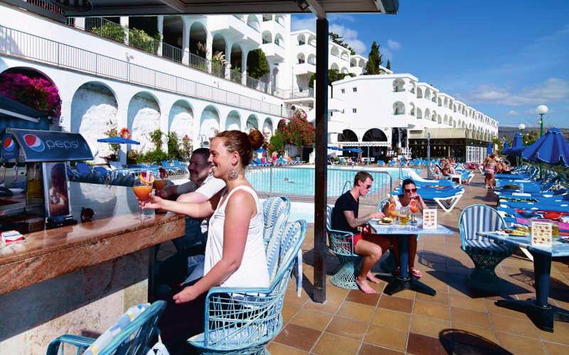 Avreseorter är, Stockholm Arlanda, Göteborg Landvetter samt Köpenhamn Kastrup Vi bor och dansar på hotellet, där du erbjuds en 2 rums lägenhet med sovrum och vardagsrum.
