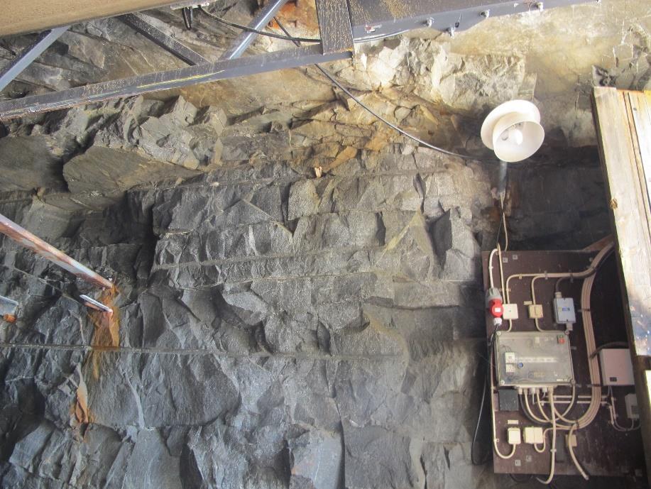 Figur 5 Högra väggen av tunneln Västra väggen av tunneln är mer sprängskadad, se Figur 6. Figur 6 Västra väggen av tunneln är mer sprängskadad 5.
