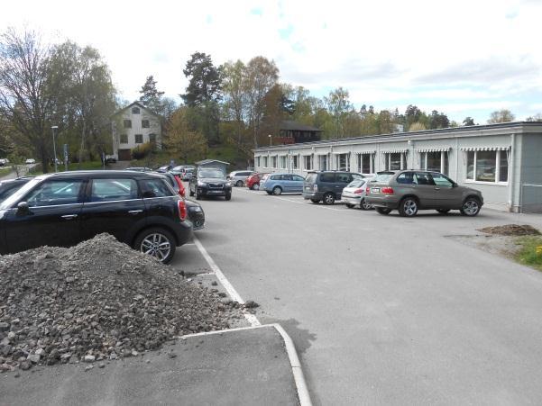 Söder om planområdet löper Norra Kungsvägen som sträcker sig från Lidingöbron, förbi Näset till Elvik.