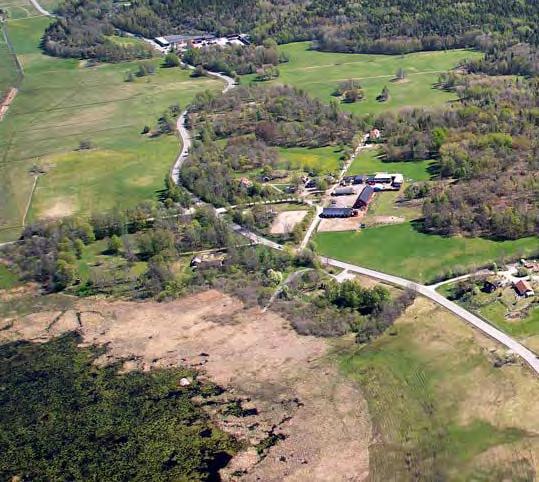 De ståndsmässigt planerade herrgårdarna stod i förbindelse med omgivande odlingsmark, skog och torpmiljöer genom ett finmaskigt vägnät.