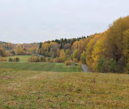 Vid Flemingsbergs gård vittnar intilliggande järnåldersgravfält, enstaka gravar, odlingsterrasser och gårdsläget för föregångaren Andersta om dalgångens långa bebyggelsekontinuitet.
