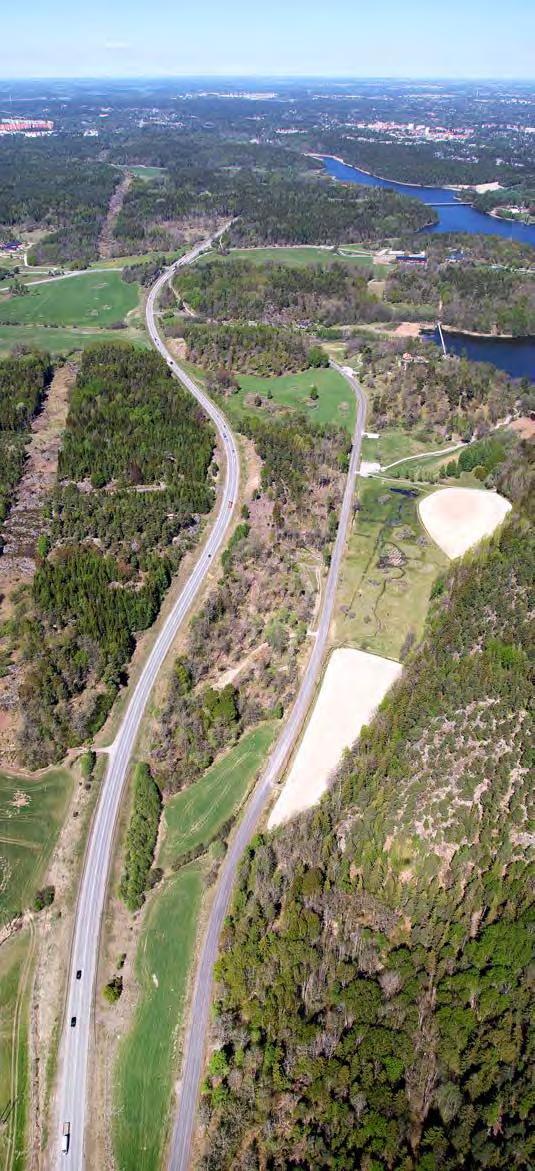 GLADÖ - JORDBRO VÄSTRA GLADÖ SUNDBY Delsträckan utmärks av ett herrgårdslandskap i dalgångarna kring Sundby och Lissma, omgärdade av Hanvedens höglänta skogar som en gång fungerade som utmark till