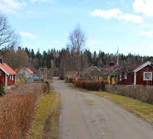 Den raka trädkantade infarten till Lissma gård från öst passerar genom gårdsmiljön fram till Lissmavägen. Lissma gårds ekonomibyggnader ligger ännu i samma läge som på kartan från 1750-talet.