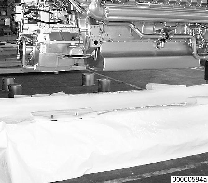 aluminium. 8. Placera motorn på transportställningen och skruva fast motorfästet.