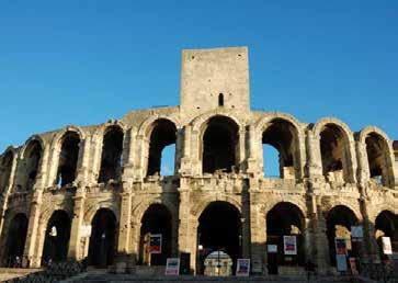 Dag 6 29 okt Arles I arla morgonstund lämnar vi Avignon och färdas ca 50 km nedströms till en annan av pärlorna i Provence, nämligen staden Arles.