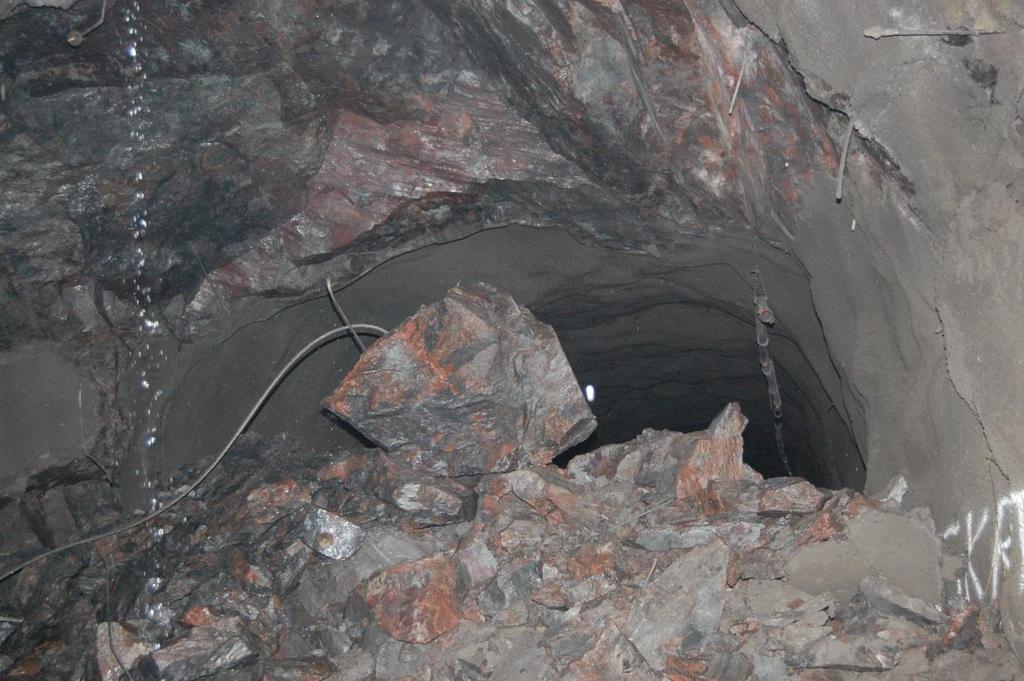 Figur 21: Bergutfall från tak/anfang block 37 nivå 964 m avv. den fjärde augusti 2008 i korsningen fält 3561 och ort 352, (Krekula, 2008). Under utbackning av nivå 935 m avv.