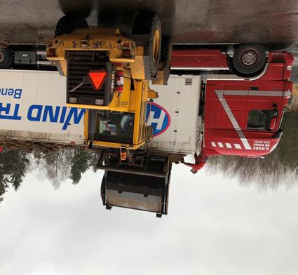 I början hämtades torven med järnväg, men den är numera ersatt av entreprenörers traktorer som hämtar blocktorven och transporterar den till fabriken i Älmhult där Claes arbetar.