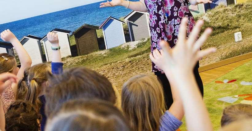 Biblioteken ska arbeta för utökad service och tillgänglighet genom att den bemannade öppettiden kompletteras och utökas med obemannad öppettid så kallat meröppet.