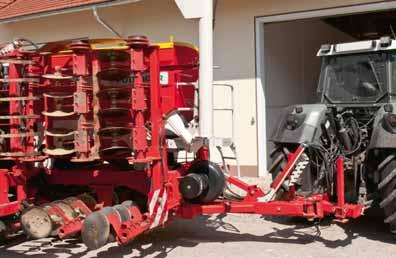 Drivningen sker via maskinens eget hydraulsystem utan extra anslutningar till traktorn.