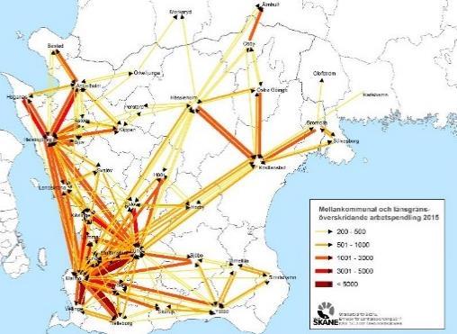 Figuren till höger visar strömmar med minst 500 arbetspendlare mellan kommuner, även i grannlän.