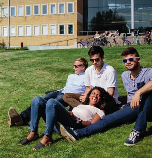 CIVILEKONOMPROGRAMMET 240 HP Det här är vårt största program. Vi antar varje år ca 120 studenter. Vi brukar säga att det också är vårt mest flexibla program.