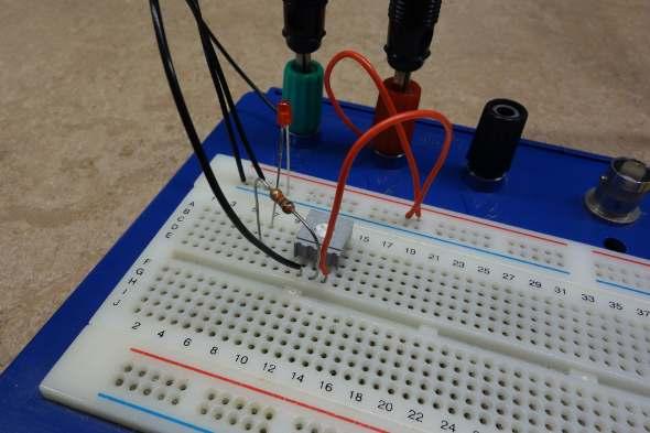 Nästa steg är att koppla upp resterande komponenter (en potentiometer, en lysdiod, och ett motstånd i serie med lysdioden).