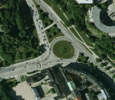NULÄGE Roslagstull är en av innerstadens mest belastade trafikplatser. Såväl Roslagsvägen, Cedersdalsgatan som Valhallavägen har tre körfält i vardera riktning.