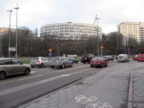 I den nordvästra hörnan av Roslagstull finns en in- och utfart från Bellevueparken.