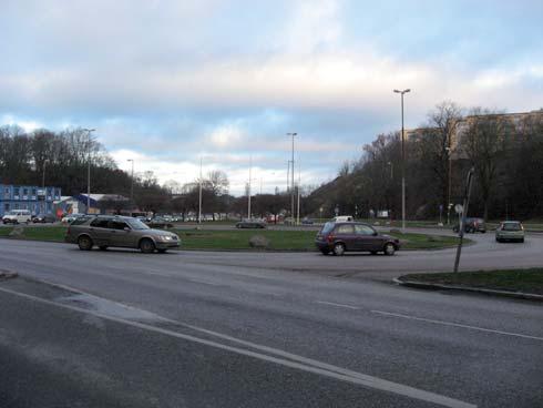 Mellan 2000 och 2007 skedde 49 olyckor med personskada i Roslagstull; 1 dödsolycka, 5 svåra och 43 lindriga skador. Dödsolyckan skedde mellan cyklist och lastbil på GC-överfarten över Cedersdalsgatan.