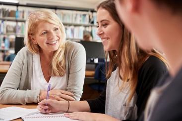SMÅBARNSPEDAGOGIK OCHFÖRSKOLA Att utveckla en språkstärkande kulturpedagogik Ordkonstmetoder för barn under skolåldern Yngre barns möten med barnlitteraturen LÅGSTADIET Ordkonstmetoder för att