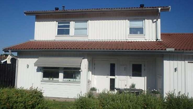 BESIKTNINGSPROTOKOLL Försäkringsbesiktning för Anticimex Säljarförsäkrat Fastighetsuppgifter Fastighetsbeteckning: Trädlyckan 18 Fastighetens adress: Floragränd 1 432 34 Varberg Personuppgifter