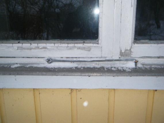 Sidan 10 av 16 Fönster: Färgsläpp och underhållsbehov finns. Värst åtgången är den södra fasaden. Dörrar: Inget att notera.