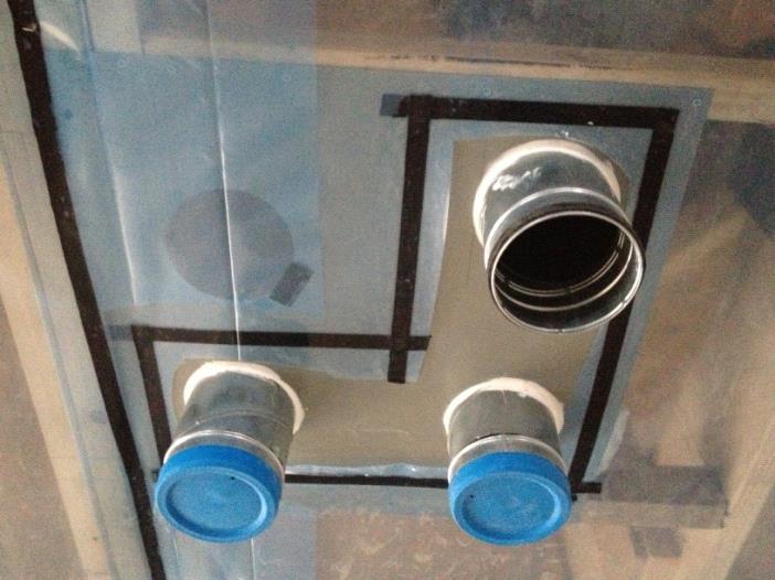 Oavsett om man använder installationsskikt eller ej måste det ske genomföringar i tätskiktet för ventilation, vatten, avlopp, el och ev. fjärrvärme och internet.