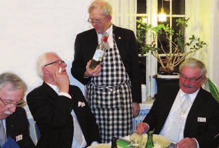 Kvällen avslutades i logematsalen med fisk med räkor i hummersås och välsmakande vin.