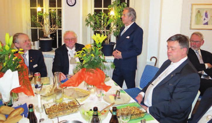 Runskrift 27 februari en helt vanlig,trevlig kväll i Jarlabanke: LOGEMÖTE, PYTTIPANNA OCH TVÅ JUBILARER Bertil Hörlin, fyllda 80, tackar för uppvaktningen vid middagen. T h Bengt Anulf.