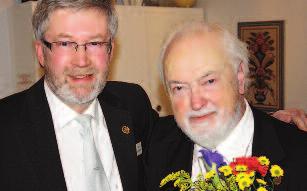 Till kaffet delades blommar och vikingar ut till Lennart Klingsby och Bertil Hörlin som hade fyllt 85 respektive 80 år.