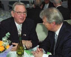 skattebördig fransman. Fan trot! Kvällens arbetslag pustar ut. F v Bengt Häger, Hans Hargbäck och Ulf Löw.