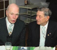 Göthe Karsin och Christian Malmborg lyssnar.