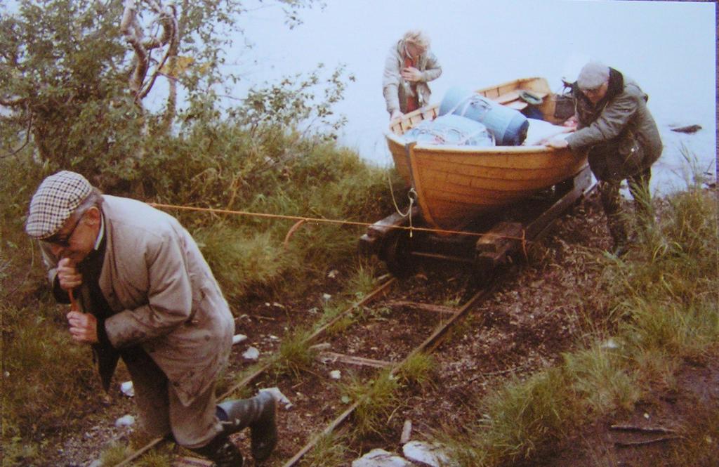 Varför jag fick följa med som gäst förstår jag fortfarande ej. Alla var gamla goda jaktvänner som alltid jagade tillsammans.