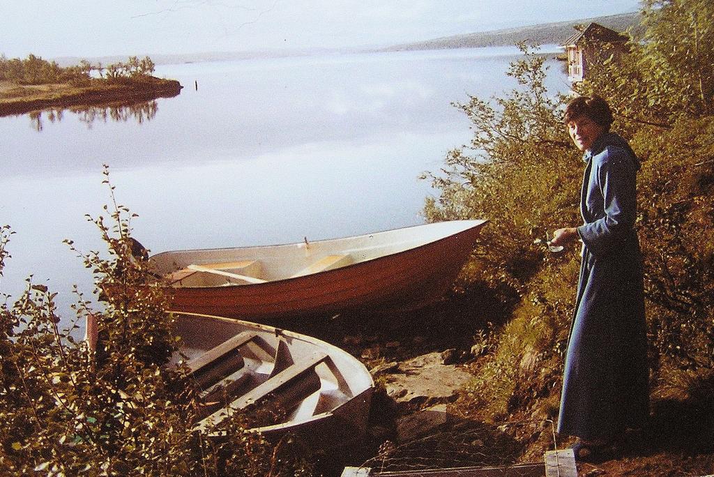 Matsalen, som var 7x7 meter hade golvplankor, som ej var avsågade! Och över matsalsbordet matsalsbordet hängde en jättestor renkrona. Allt skulle vara i engelsk stil.