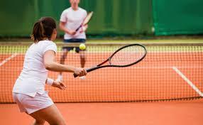 Hitta rätt typ utav tävling Till skillnad mot många andra idrotter så kräver tennisen ett stort ansvar från föräldrar med anmälningar till tävlingar etc.