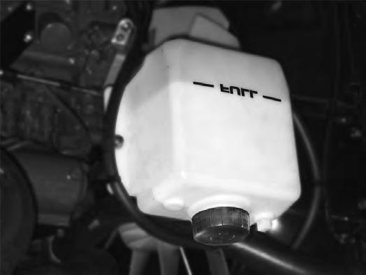 Om motorn har varit igång kan det trycksatta, heta kylmedlet läcka ut och orsaka brännskador. Ta inte bort kylarlocket när motorn är igång.