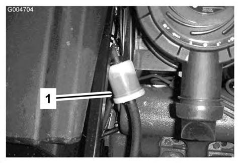 Underhålla elsystemet Aktivera, ladda och ansluta batteriet 1. Bränsleför lter Figur 52 3. Trä på slangklämmorna på bränsleledningarnas ändar.