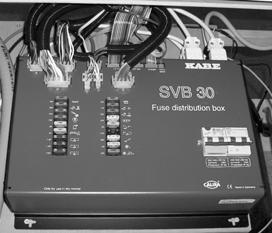 belysning, vattenpumpar och kylskåp. Bilens 12V-system. Används till trafikbelysning, startmotor och övriga elektriska funktioner som avser bil och färd. Se bilens instruktionsbok.