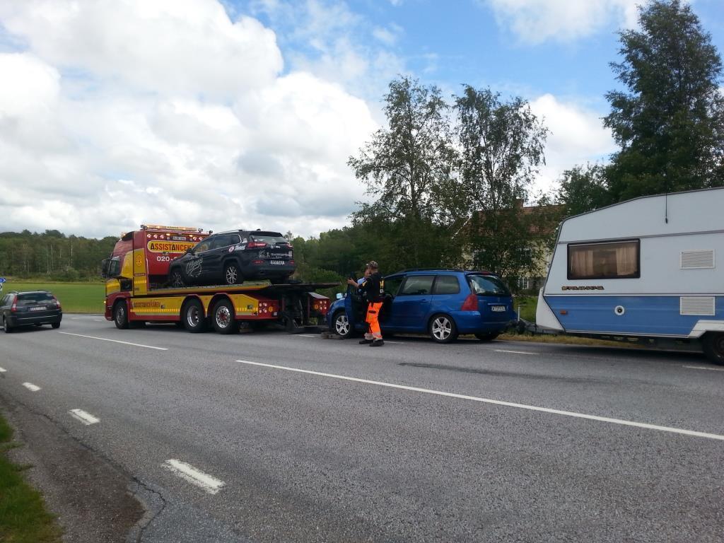 En annorlunda upplevelse var att med lånad bil o husvagn bli bogserad till