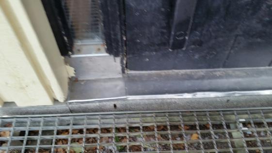 På ett par platser förekommer spruckna fasadskivor.