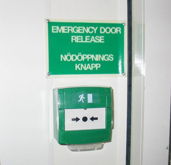 Utrymningsdörrarna öppnas enbart vid brandlarm och är inte nödutgångar vid annan fara. Bild 1.