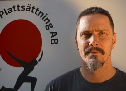 Dessa väldigt stora plattor ger inte bara ett annat utseende än mindre plattor, de kräver också ett annorlunda arbetssätt inför och under sättning.