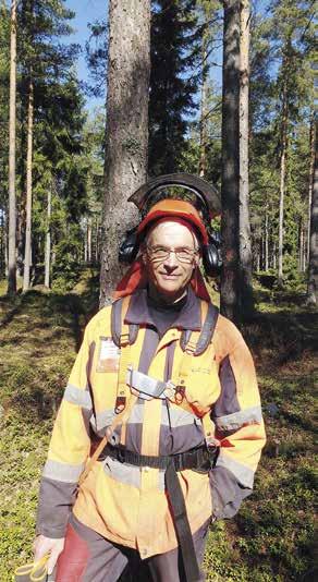 Kommande vinters ved har jag kluvit och staplat berättar Aatos. Redan som 14-åring var Aatos och hjälpte sin far i skogsarbetet.