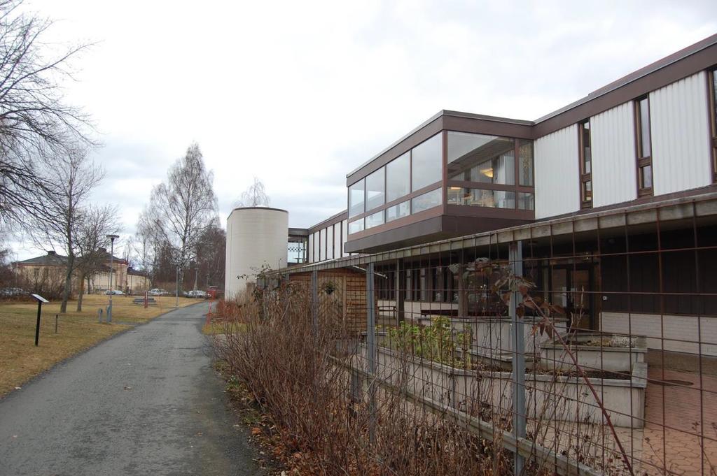 Här används vegetation som avgränsning mellan Slingorna och Rehabträdgården.