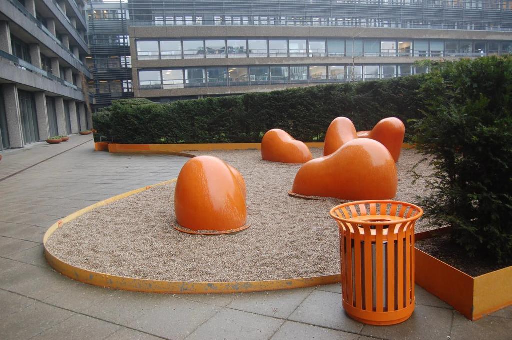 innergården med parkmöblemang.