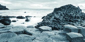 Tack vare det hållbara helhetskonceptet betraktas besökscentret vid Giant s Causeway som utformades av heneghan peng architects och öppnade 2012 som en modelltypisk grön byggnad.